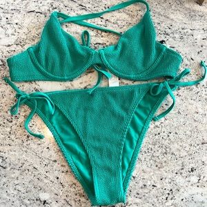 Super cute 2022 edition hollister string bikini. Bottoms were too big for me